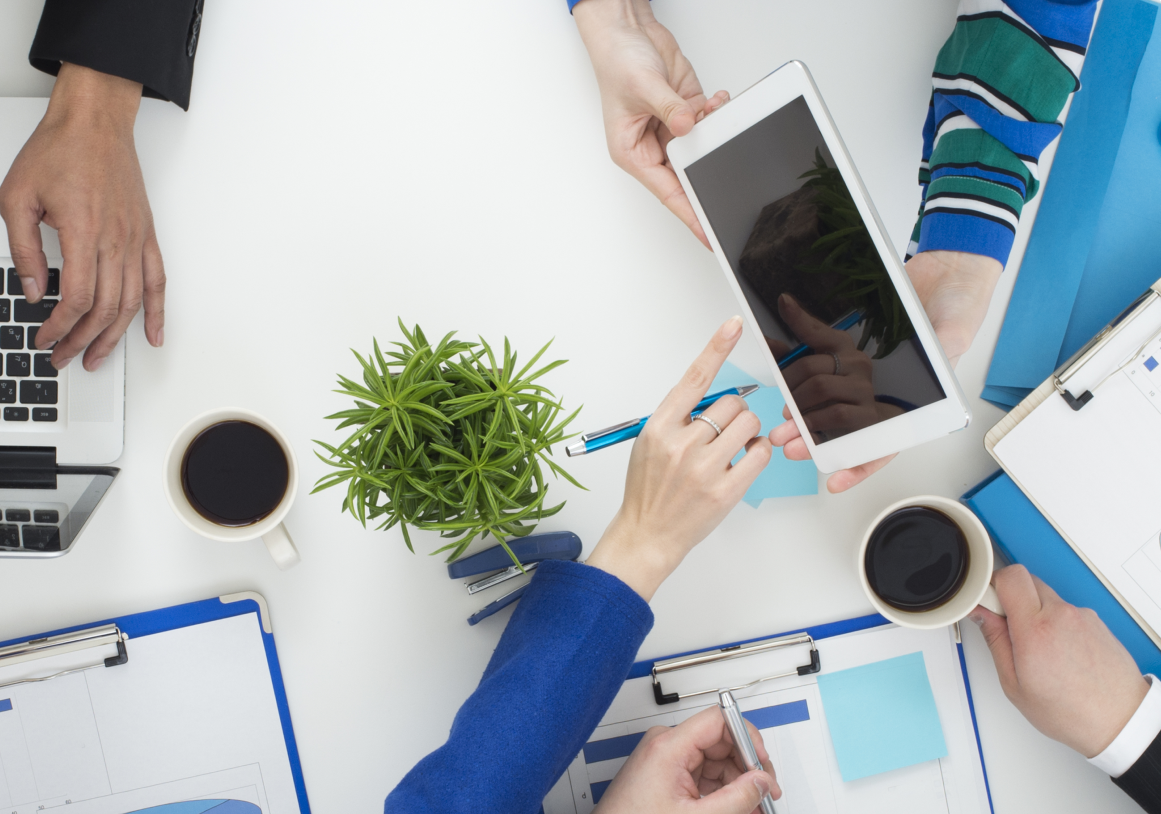 Équipe collaborant sur des projets tech